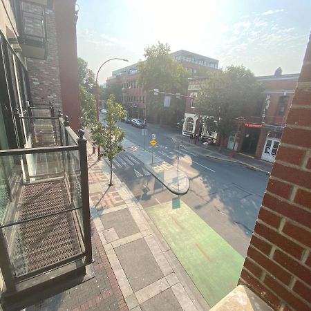 Downtown Heritage Condo With Parking Виктория Екстериор снимка