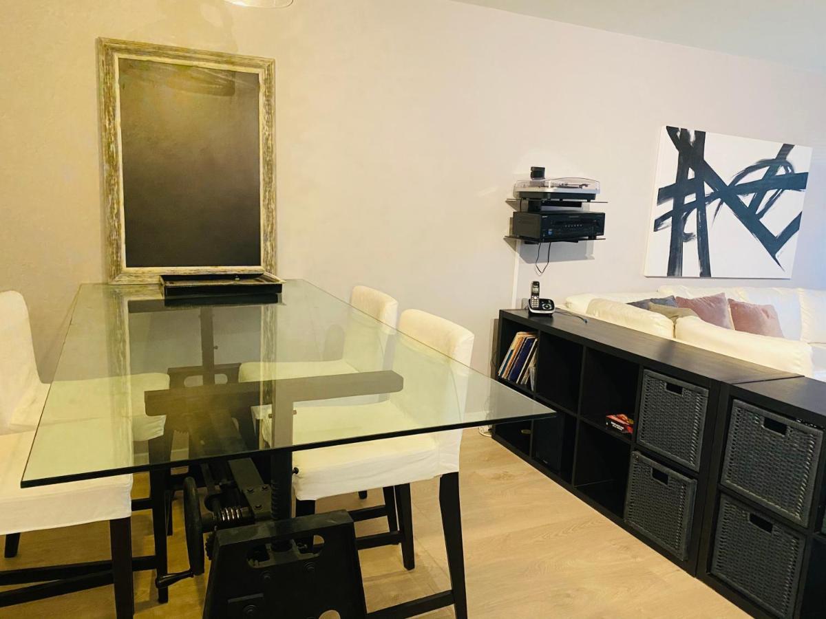 Downtown Heritage Condo With Parking Виктория Екстериор снимка