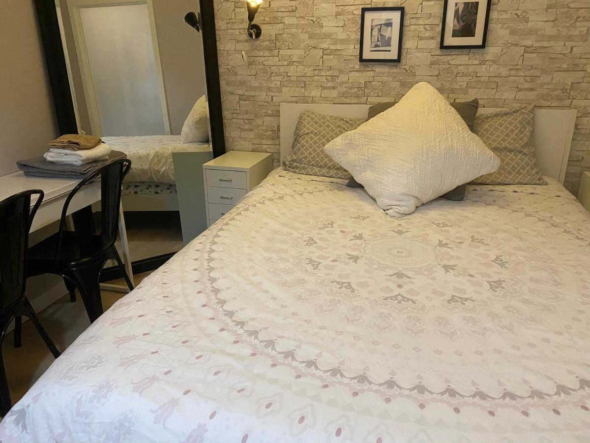 Downtown Heritage Condo With Parking Виктория Екстериор снимка