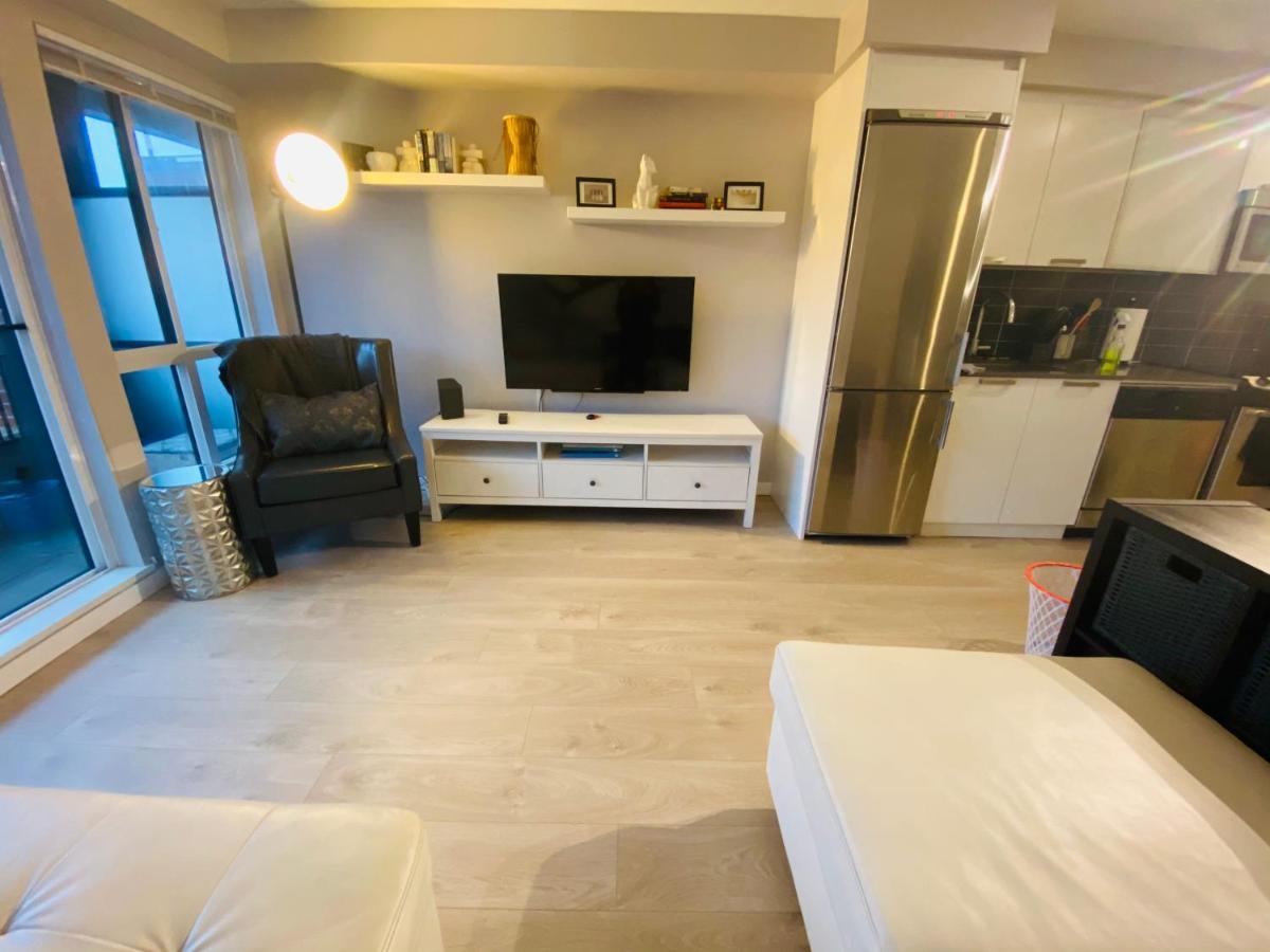Downtown Heritage Condo With Parking Виктория Екстериор снимка