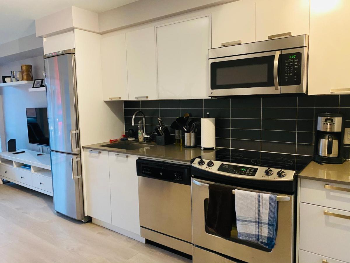 Downtown Heritage Condo With Parking Виктория Екстериор снимка