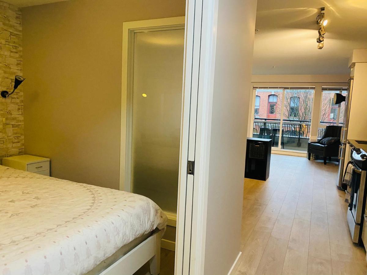 Downtown Heritage Condo With Parking Виктория Екстериор снимка