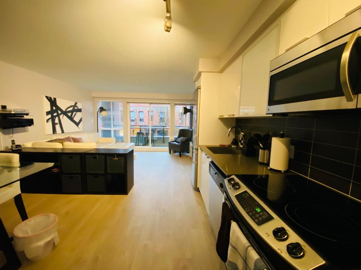 Downtown Heritage Condo With Parking Виктория Екстериор снимка