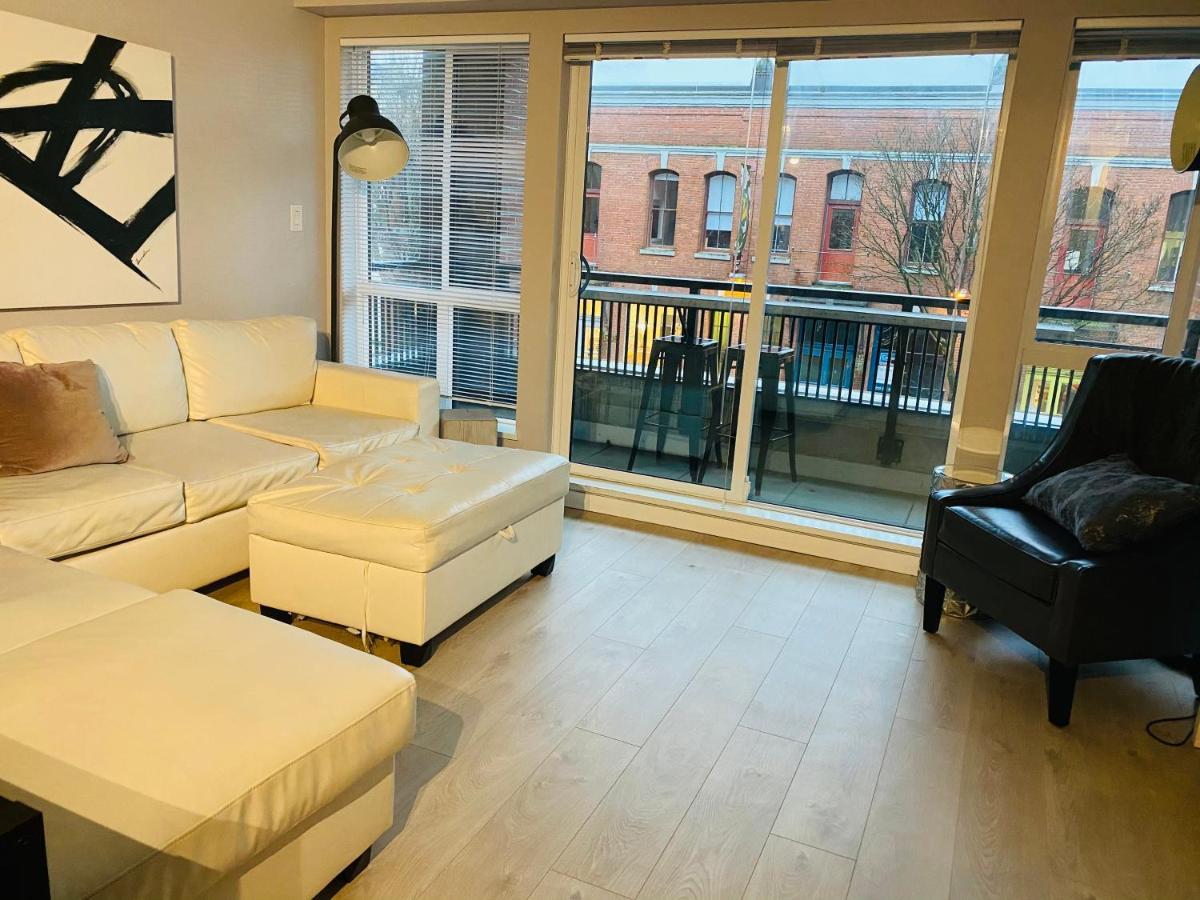 Downtown Heritage Condo With Parking Виктория Екстериор снимка
