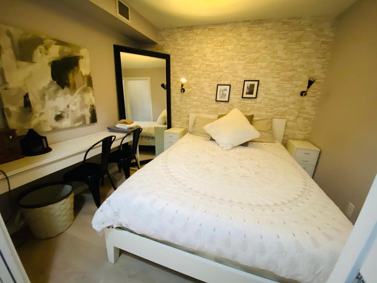 Downtown Heritage Condo With Parking Виктория Екстериор снимка