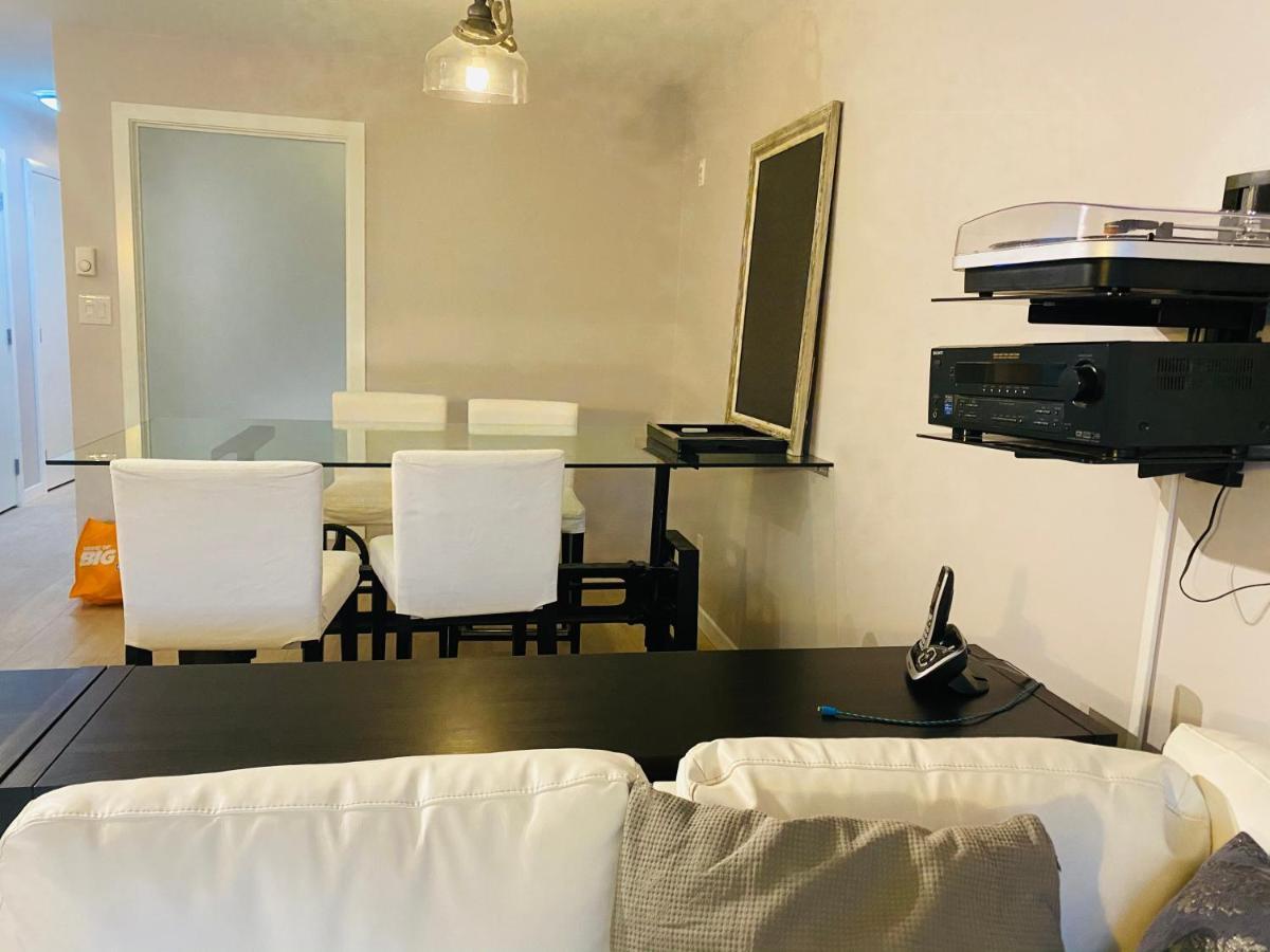 Downtown Heritage Condo With Parking Виктория Екстериор снимка