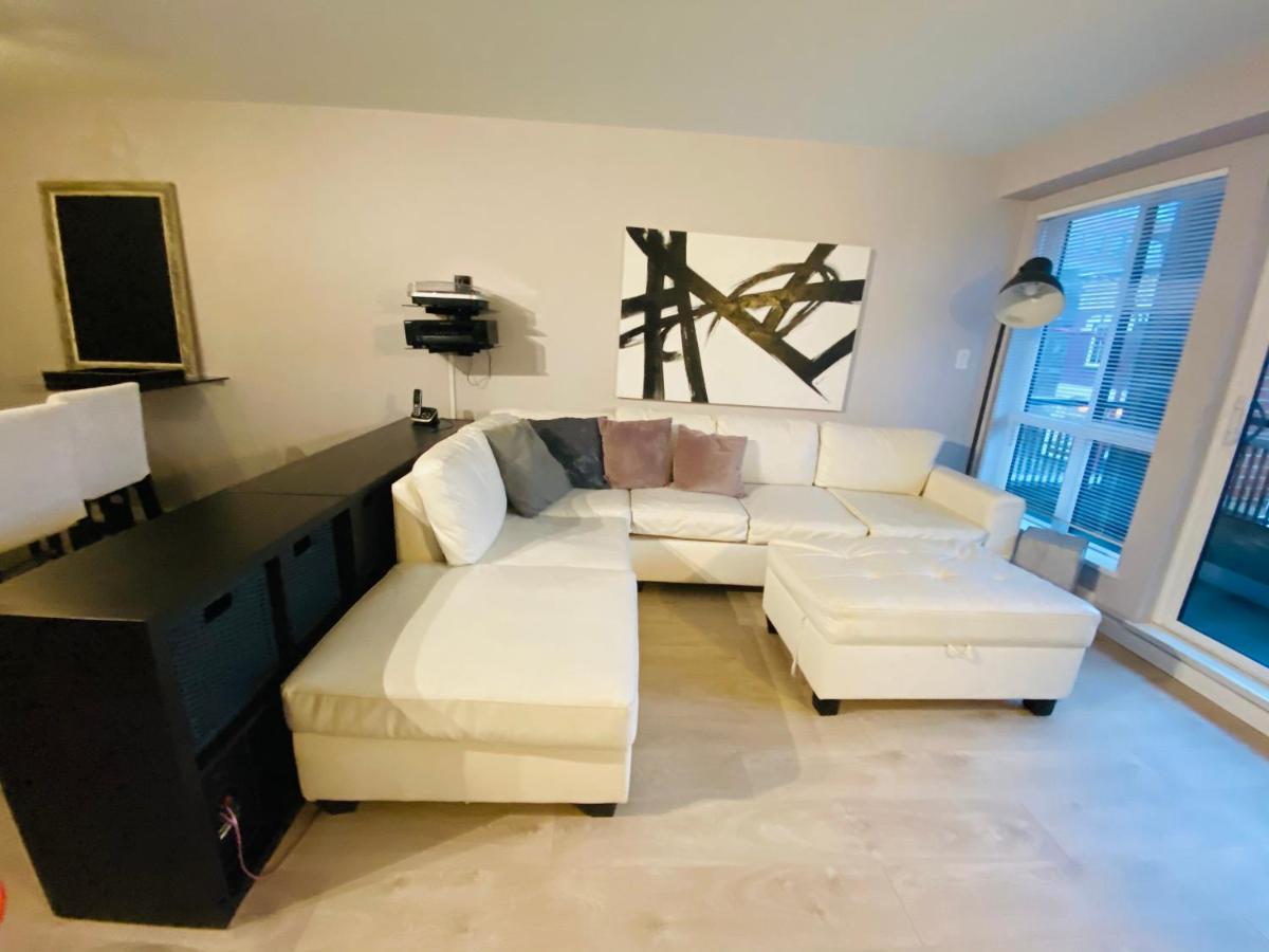 Downtown Heritage Condo With Parking Виктория Екстериор снимка