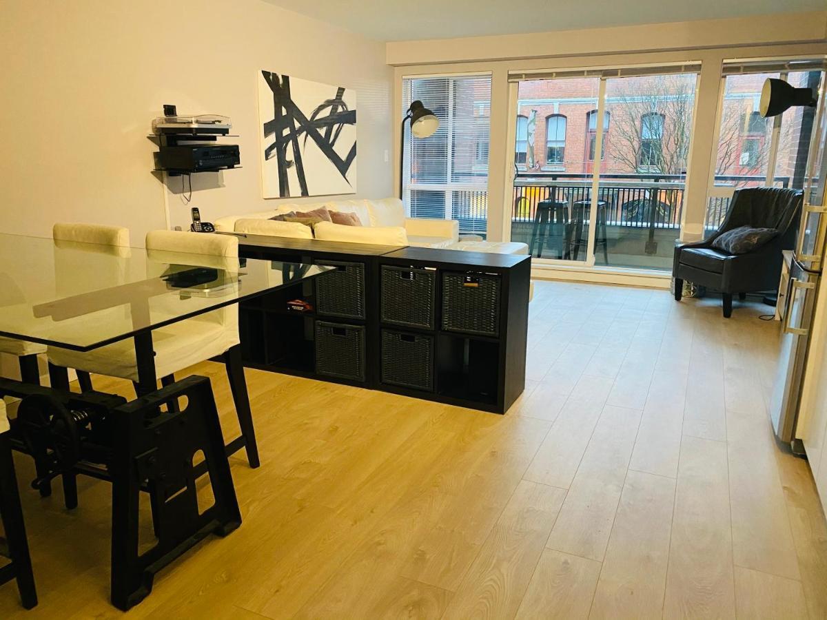 Downtown Heritage Condo With Parking Виктория Екстериор снимка