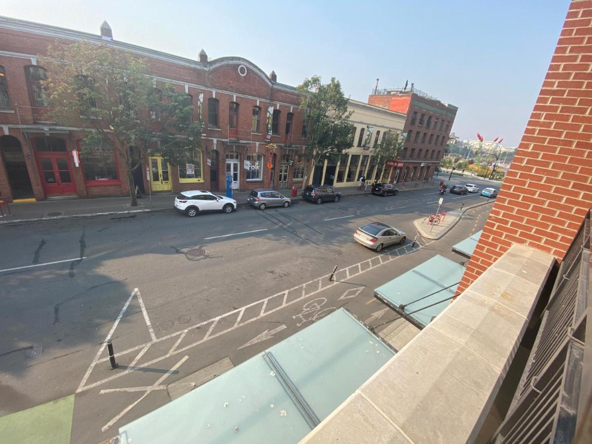 Downtown Heritage Condo With Parking Виктория Екстериор снимка