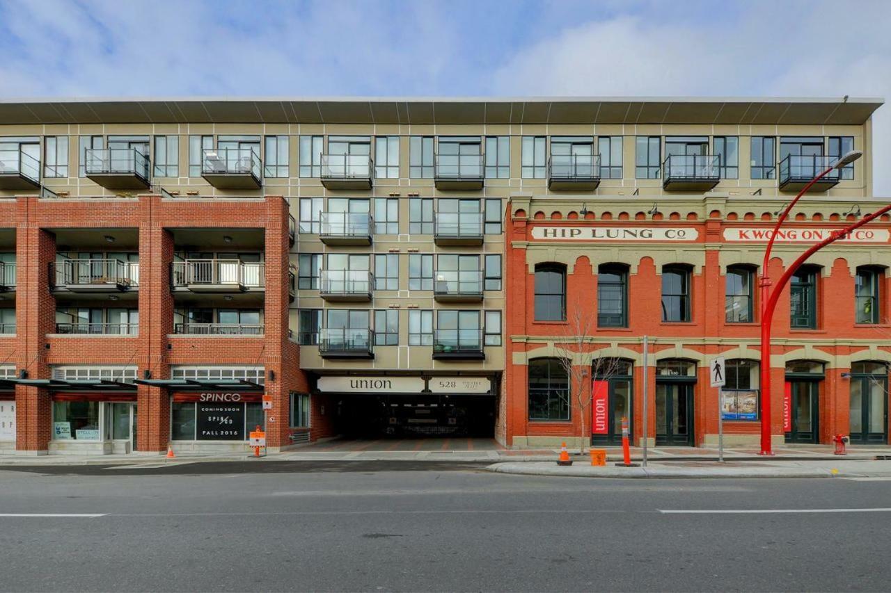 Downtown Heritage Condo With Parking Виктория Екстериор снимка