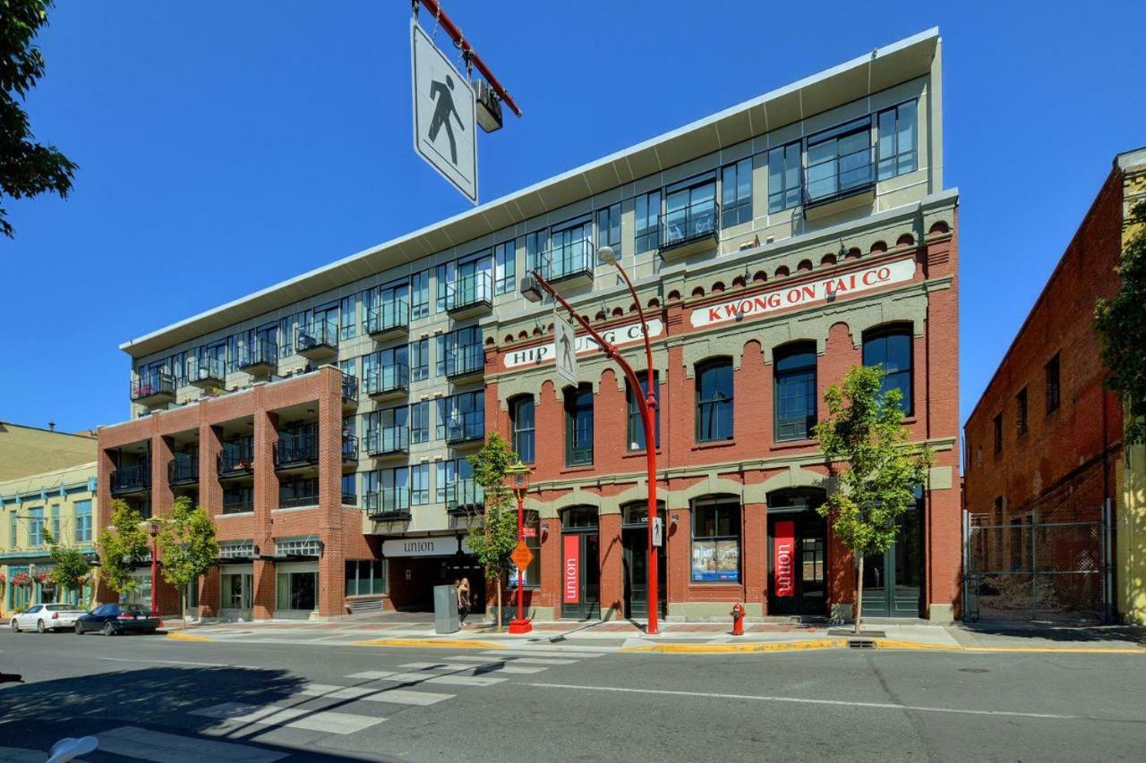 Downtown Heritage Condo With Parking Виктория Екстериор снимка