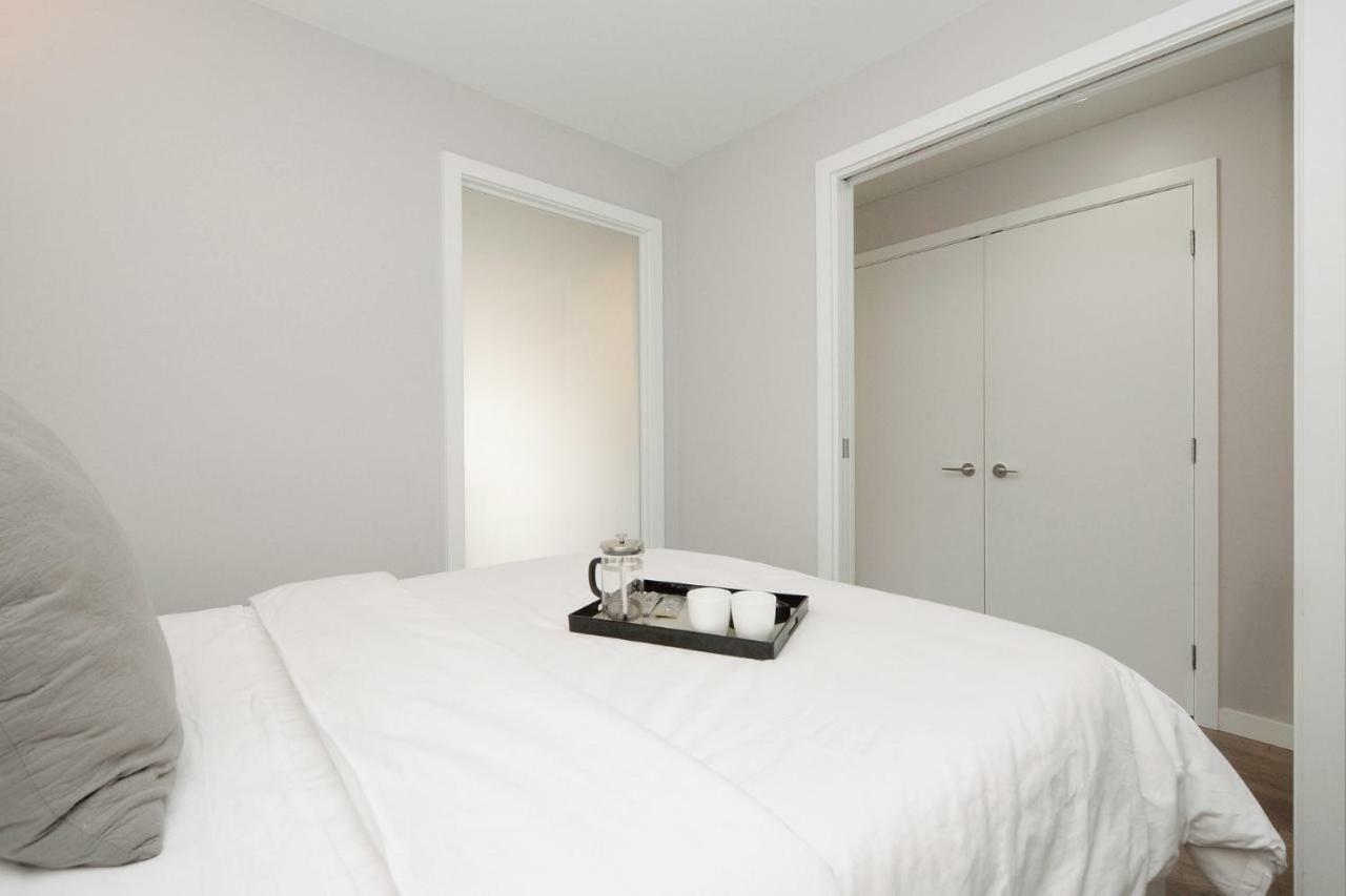Downtown Heritage Condo With Parking Виктория Екстериор снимка