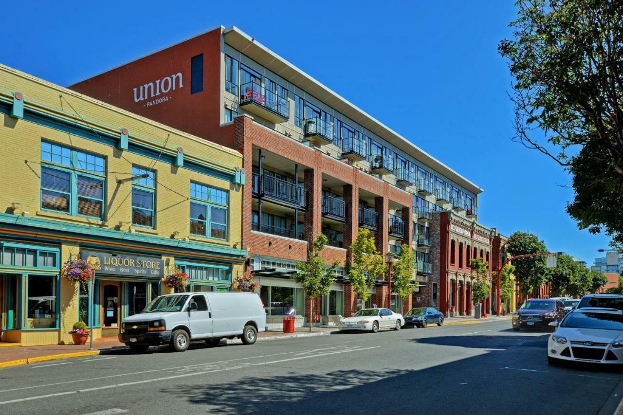 Downtown Heritage Condo With Parking Виктория Екстериор снимка