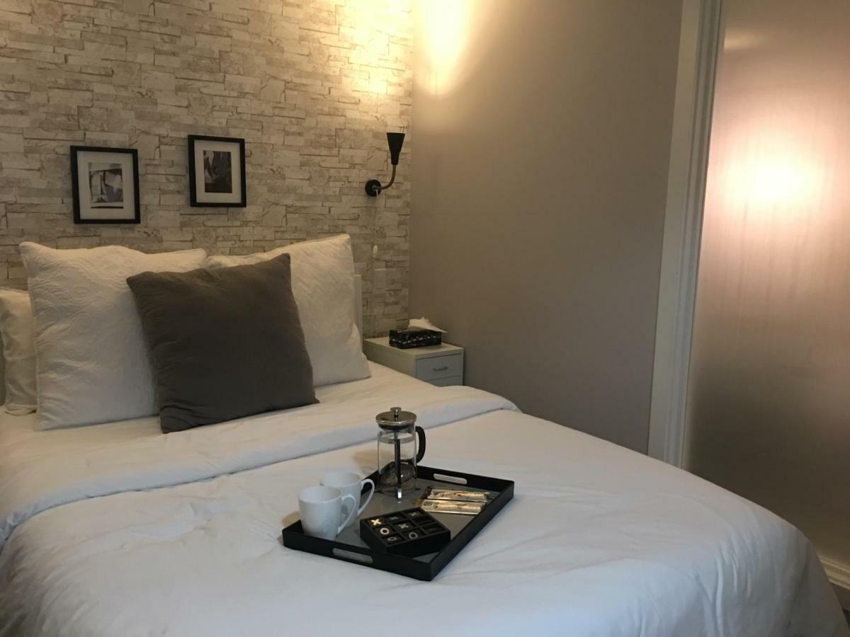 Downtown Heritage Condo With Parking Виктория Екстериор снимка