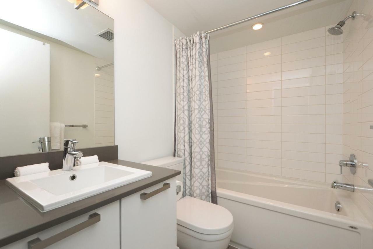 Downtown Heritage Condo With Parking Виктория Екстериор снимка
