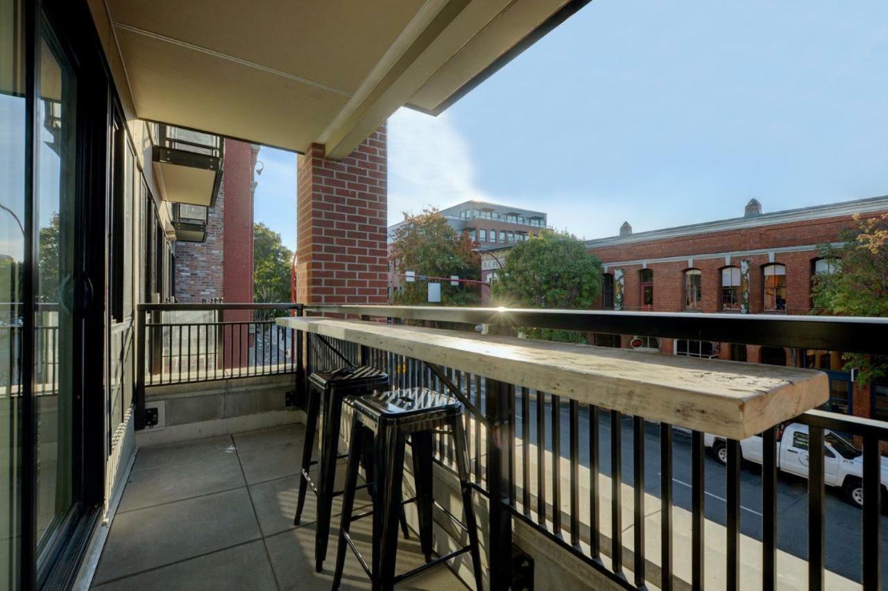 Downtown Heritage Condo With Parking Виктория Екстериор снимка